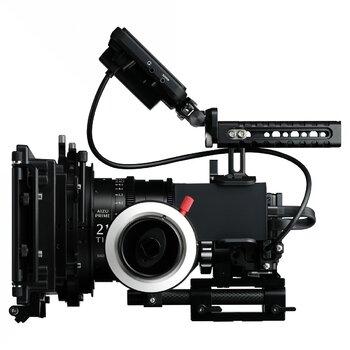 Sigma FP2 in einem professionellen Video-Rig mit zusätzlichem Monitor und weiterem Filmzubehör. Sigma FP2 in einem professionellen Video-Rig mit zusätzlichem Monitor und weiterem Filmzubehör.