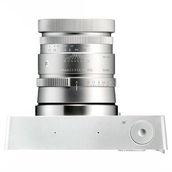 Silbernes Sigma 50mm F1.4 CL DG Contemporary an einer silbernen Sigma FP2, von oben fotografiert. Silbernes Sigma 50mm F1.4 CL DG Contemporary an einer silbernen Sigma FP2, von oben fotografiert.