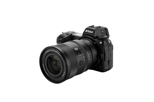 Viltrox AF 35mm F1.4 Pro an einer Nikon-Z-Kamera, schräg von vorne mit sichtbaren Bedienelementen. Viltrox AF 35mm F1.4 Pro an einer Nikon-Z-Kamera, schräg von vorne mit sichtbaren Bedienelementen.