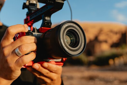 Nahaufnahme des Viltrox AF 35mm F1.4 Pro an einer Sony-Kamera in einer Kamerahalterung bei warmem Abendlicht. Nahaufnahme des Viltrox AF 35mm F1.4 Pro an einer Sony-Kamera in einer Kamerahalterung bei warmem Abendlicht.