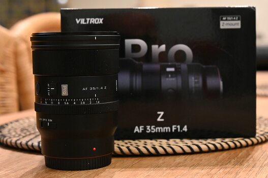 Viltrox AF 35mm F1.4 Pro für Nikon Z vor seiner Verpackung auf einem Holztisch Viltrox AF 35mm F1.4 Pro für Nikon Z vor seiner Verpackung auf einem Holztisch