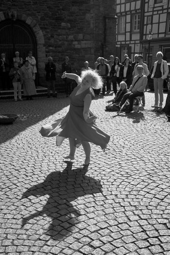 L1008708 Kirchplatz Ausstellungseröffnung.jpg