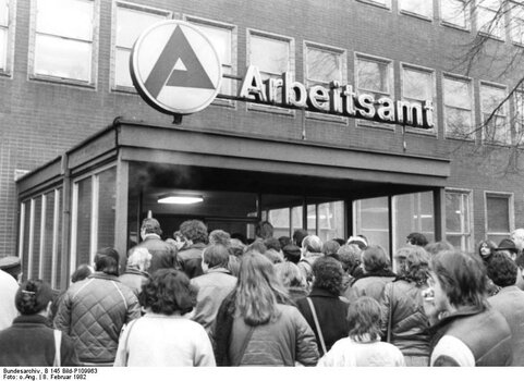 Bundesarchiv_B_145_Bild-P109963,_Berlin,_Arbeitsamt_Sonnenallee,_Arbeitslose.jpg Bundesarchiv_B_145_Bild-P109963,_Berlin,_Arbeitsamt_Sonnenallee,_Arbeitslose.jpg