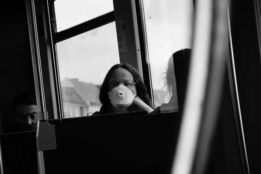 maskenfrau_S_Bahn.JPG