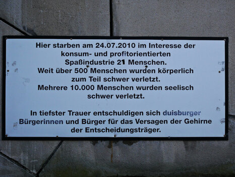 GedenktafelLoveparadeDU.JPG GedenktafelLoveparadeDU.JPG