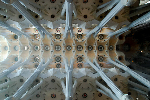 Sagrada Famiglia Kirchenschiff.jpg