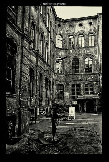 comp_Hinterhof, Berlin 1996 sw.jpg