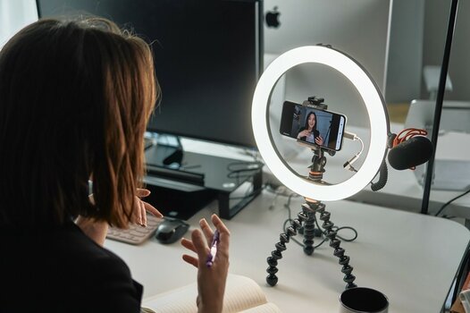 k_Emotional-image_JOBY_Beamo-Ring-Light-12_JB01733-BWW_05.jpg k_Emotional-image_JOBY_Beamo-Ring-Light-12_JB01733-BWW_05.jpg