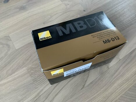 Verkauft: Nikon MB-D12 Multifunktionshandgriff für D800, D810, etc. - NEU