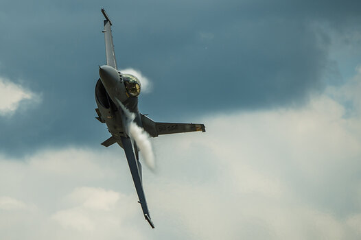 F-16 in Ameisenkniehöhe red.jpg F-16 in Ameisenkniehöhe red.jpg