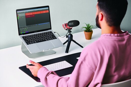 RØDE Tripod 2 im Einsatz auf dem Schreibtisch