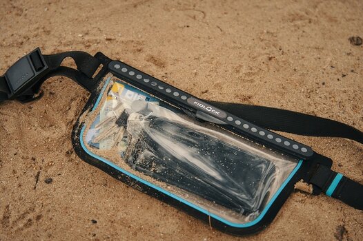 k_HERMETIC sling bag - Tasche liegt im Sand @Fildlock.jpg