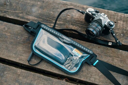 k_HERMETIC sling bag - liegt neben einer Kamera auf dem Steg @FIDLOCK kompr.jpg