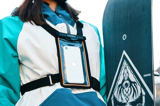 k_HERMETIC chest bag - Frau mit Snowboard quer @Fidlock.jpg