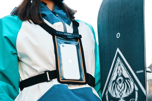 k_HERMETIC chest bag - Frau mit Snowboard quer @Fidlock.jpg k_HERMETIC chest bag - Frau mit Snowboard quer @Fidlock.jpg