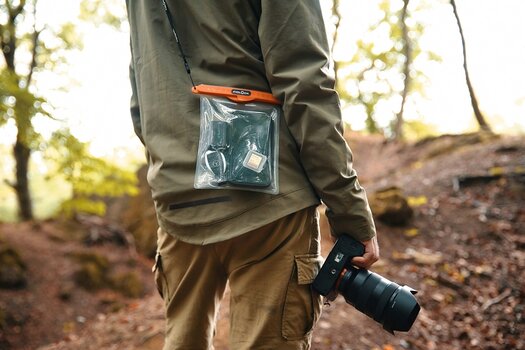 k_HERMETIC dry bag - Outdoor-Fotograf mit dry bag über die Schulter @FIDLOCK.jpg