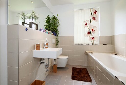 Lamellenvorhang mit Blütenmotiv im Badezimmer