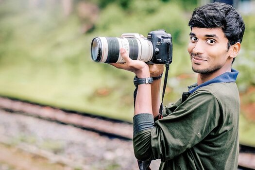 Mann fotografiert mit DSLR