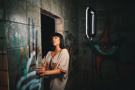 Model wird in Lost Place fotografiert. Anwendungsbeispiel für LUMIS U-Light von Rollei Model wird in Lost Place fotografiert. Anwendungsbeispiel für LUMIS U-Light von Rollei