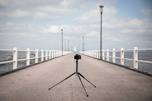 Szenebild: NEOMAX mobile Stativ mit Kamera positioniert auf Anleger am Meer Szenebild: NEOMAX mobile Stativ mit Kamera positioniert auf Anleger am Meer
