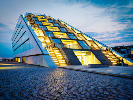 Mittelformat-Aufnahme zur blauen Stunde in Hamburg: Architektur Mittelformat-Aufnahme zur blauen Stunde in Hamburg: Architektur