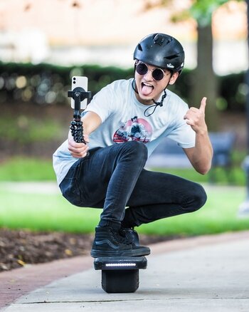 Szenebild: Skateboarder mit Handy an GripTight-Halterung für MagSafe von JOBY montiert