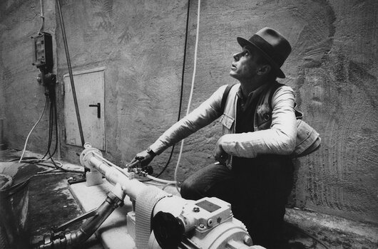 Joseph Beuys auf der documenta 6, Kassel, an der “ Honigpumpe am Arbeitsplatz“, Juni 1977. Bildnachweis: BSB/Bildarchiv/Karsten de Riese Joseph Beuys auf der documenta 6, Kassel, an der “ Honigpumpe am Arbeitsplatz“, Juni 1977. Bildnachweis: BSB/Bildarchiv/Karsten de Riese