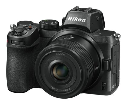 Produktbild: NIKKOR Z 40 mm 1:2 an Nikon Z 5