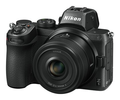 Produktbild: NIKKOR Z 40 mm 1:2 an Nikon Z 5 Produktbild: NIKKOR Z 40 mm 1:2 an Nikon Z 5