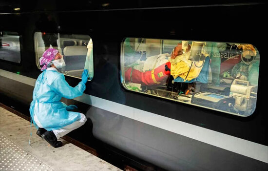 Nach China erlebt Italien die erste Welle. Dann ist es Mülhausen/Mulhouse, das rot eingefärbt aus der französischen Landkarte leuchtet. Die Rotoren der Helikopter, mit denen die Kranken von einem Krankenhaus ins andere gebracht werden, dröhnen ohne Unterlass. Schnell ist die gesamte Region überlastet. Daraufhin werden andere Regionen angeflogen. Die Transporte nehmen um das Vielfache zu und finden per Luftfracht oder Bahn statt. Mülhausen, Frankreich, 29. März 2020. Bild: © Thomas Samson/Knesebeck Verlag Nach China erlebt Italien die erste Welle. Dann ist es Mülhausen/Mulhouse, das rot eingefärbt aus der französischen Landkarte leuchtet. Die Rotoren der Helikopter, mit denen die Kranken von einem Krankenhaus ins andere gebracht werden, dröhnen ohne Unterlass. Schnell ist die gesamte Region überlastet. Daraufhin werden andere Regionen angeflogen. Die Transporte nehmen um das Vielfache zu und finden per Luftfracht oder Bahn statt. Mülhausen, Frankreich, 29. März 2020. Bild: © Thomas Samson/Knesebeck Verlag
