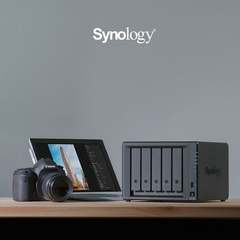 Produktbild Synology NAS, links daneben Canon Kamera und Tablet