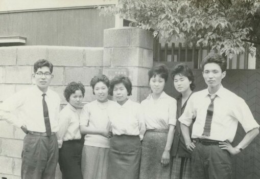 1961 - Die Anfänge vor dem SIGMA Research Institute CO., Ltd in Setagaya Ward. Die Fördermitglieder machen ein Gruppenfoto (Michihiro Yamaki, rechts im Bild) 1961 - Die Anfänge vor dem SIGMA Research Institute CO., Ltd in Setagaya Ward. Die Fördermitglieder machen ein Gruppenfoto (Michihiro Yamaki, rechts im Bild)