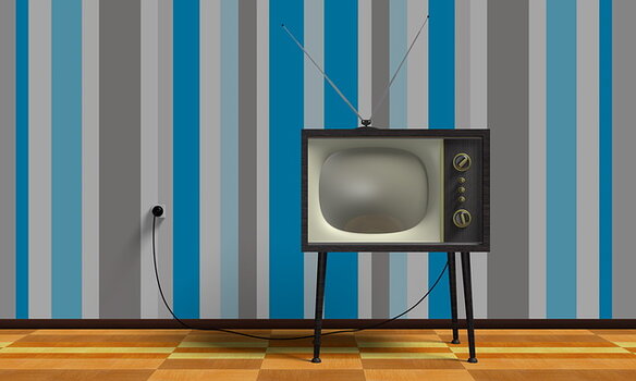 Alter Fernseher vor gestreifter Tapete. Symbolbild für unsere TV-Tipps.