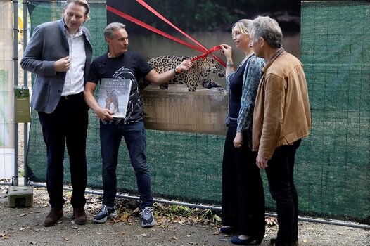 Vernissage im Allwetterzoo. V.l.n.r. Patrick Bischoff, Marketingdirektor, Canon - Thorsten Milse, Fotograf - Dr. Simone Schehka, Direktorin Allwetterzoo Münster - Jörn Ehlers, Direktor News WWF Deutschland Vernissage im Allwetterzoo. V.l.n.r. Patrick Bischoff, Marketingdirektor, Canon - Thorsten Milse, Fotograf - Dr. Simone Schehka, Direktorin Allwetterzoo Münster - Jörn Ehlers, Direktor News WWF Deutschland