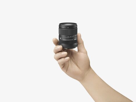Produktbild: Jemand hält das kleine SIGMA 18-50mm F2.8 DC DN | Contemporary in der Hand Produktbild: Jemand hält das kleine SIGMA 18-50mm F2.8 DC DN | Contemporary in der Hand