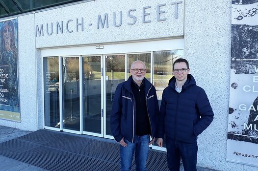Bild: @HALBE - Heinrich und David Halbe vor dem Munch-Museum Bild: @HALBE - Heinrich und David Halbe vor dem Munch-Museum