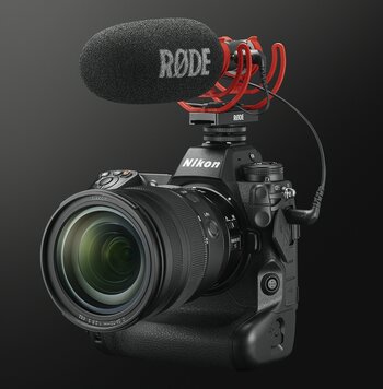Produktbild Nikon Z 9 mit NIKKOR Z 24-70 2.8 und RODE Mikrofon