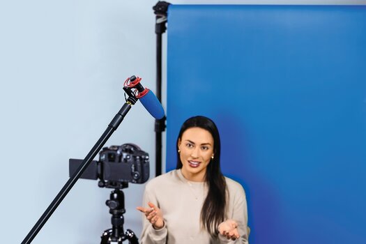 Anwendungsbeispiel: Chroma Key Windschutz für RØDE VideoMic NTG blau vor Bluescreen