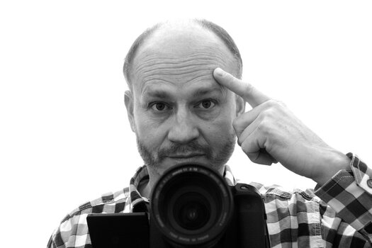 Fotograf hinter der Kamera denkt mit Fotograf hinter der Kamera denkt mit