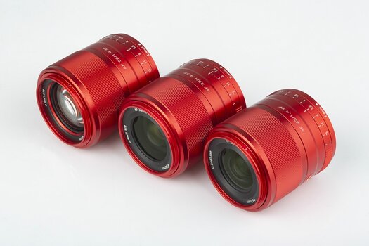 Neue Viltrox-Objektive in rot: 23 mm AF F/1.4 X-Mount, 33 mm AF F/1.4 X-Mount und 56 mm AF F/1.4 X-Mount für das Fuji-X-Bajonett 