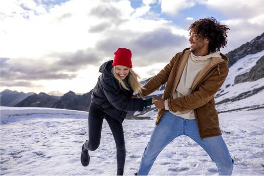 Pärchen in Winterlandschaft - Symbolbild für Cashback-Aktion von Canon