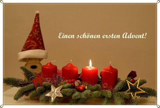 Gesteck zum 1. Advent mit einer brennenden Kerze