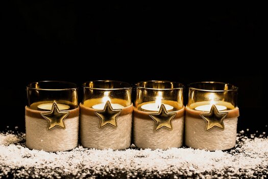 3. Advent: 4 Teelichter im Glas, 3 brennen