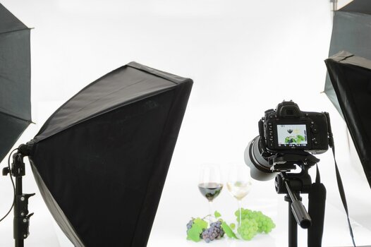 Professionelle Fotografie im Studio. Hier: Zwei gefüllte Weingläser mit Weintrauben dekoriert inklusive Studioaufbau Professionelle Fotografie im Studio. Hier: Zwei gefüllte Weingläser mit Weintrauben dekoriert inklusive Studioaufbau