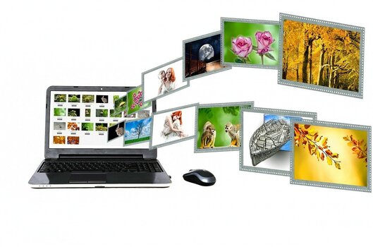 Bilder fliegen als Diaschau aus einem Laptop-Monitor heraus. Symbolbild für eigene Webseite und Internetmarketing als Berufsfotograf Bilder fliegen als Diaschau aus einem Laptop-Monitor heraus. Symbolbild für eigene Webseite und Internetmarketing als Berufsfotograf