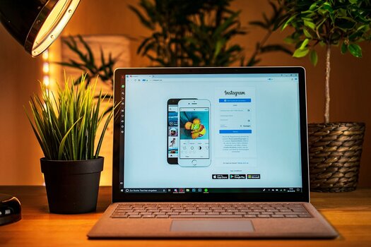Laptop mit Anmeldebildschirm für Instagram auf dem Monitor Laptop mit Anmeldebildschirm für Instagram auf dem Monitor
