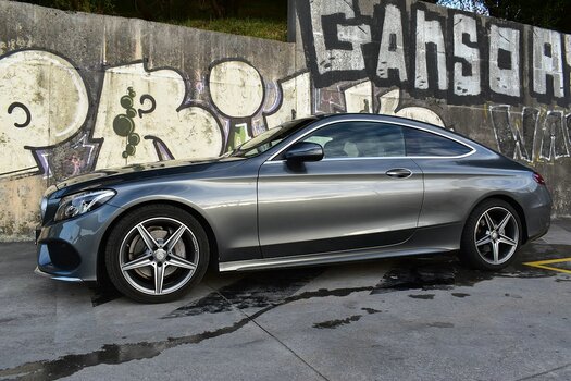 Auto vor Wand mit Graffiti