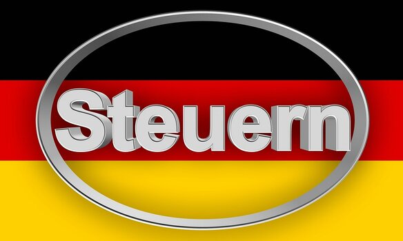Wort Steuern umgeben von ovalem Rahmen vor Hintergrund in schwarzrotgold Wort Steuern umgeben von ovalem Rahmen vor Hintergrund in schwarzrotgold