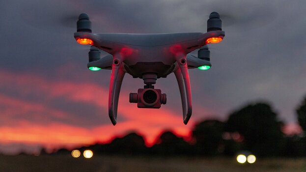 Drohne von DJI in der Luft bei Abenddämmerung