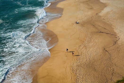 3 Personen am sonst leeren Strand, links Meer mit Wellengang - Beispiel für Drohnenfotografie 3 Personen am sonst leeren Strand, links Meer mit Wellengang - Beispiel für Drohnenfotografie
